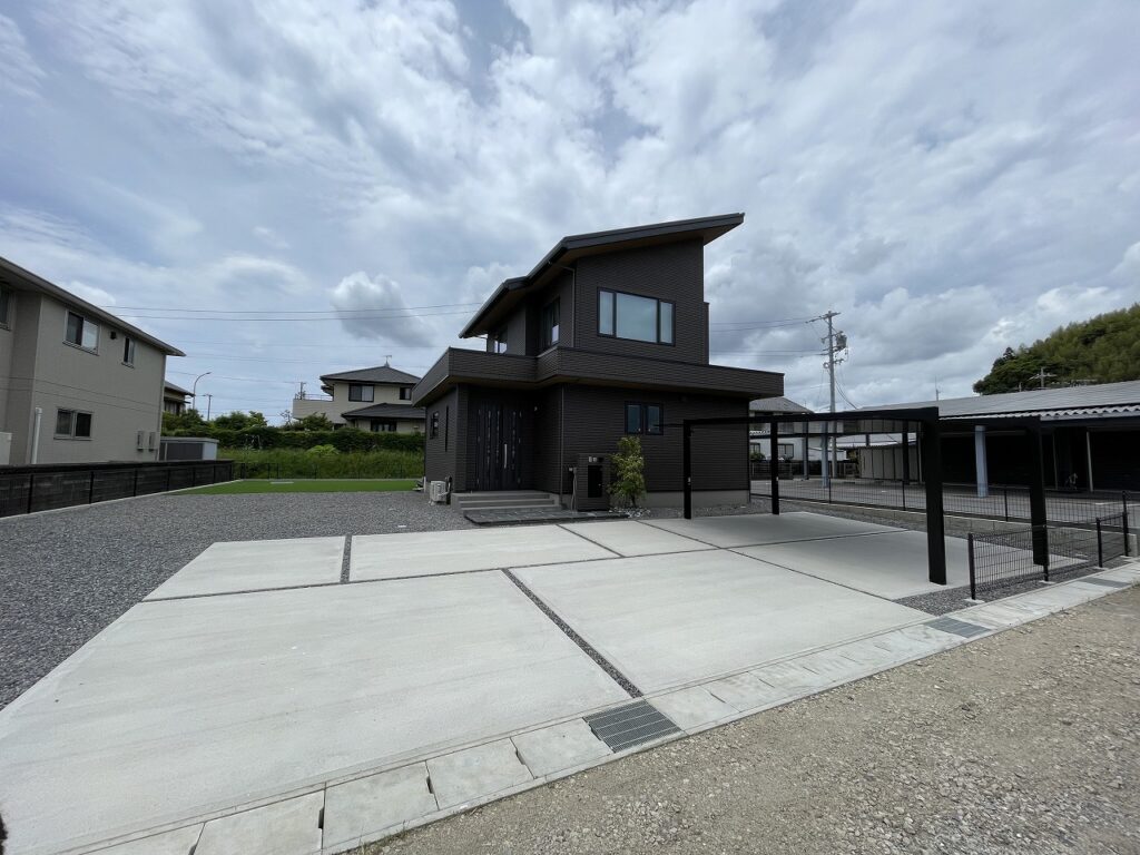 モダンな邸宅に調和する、開放感あふれる上質な外構|マイピュアガーデン | 愛知県岡崎市・幸田町 外構・新築外構・エクステリア・お庭工事の専門店